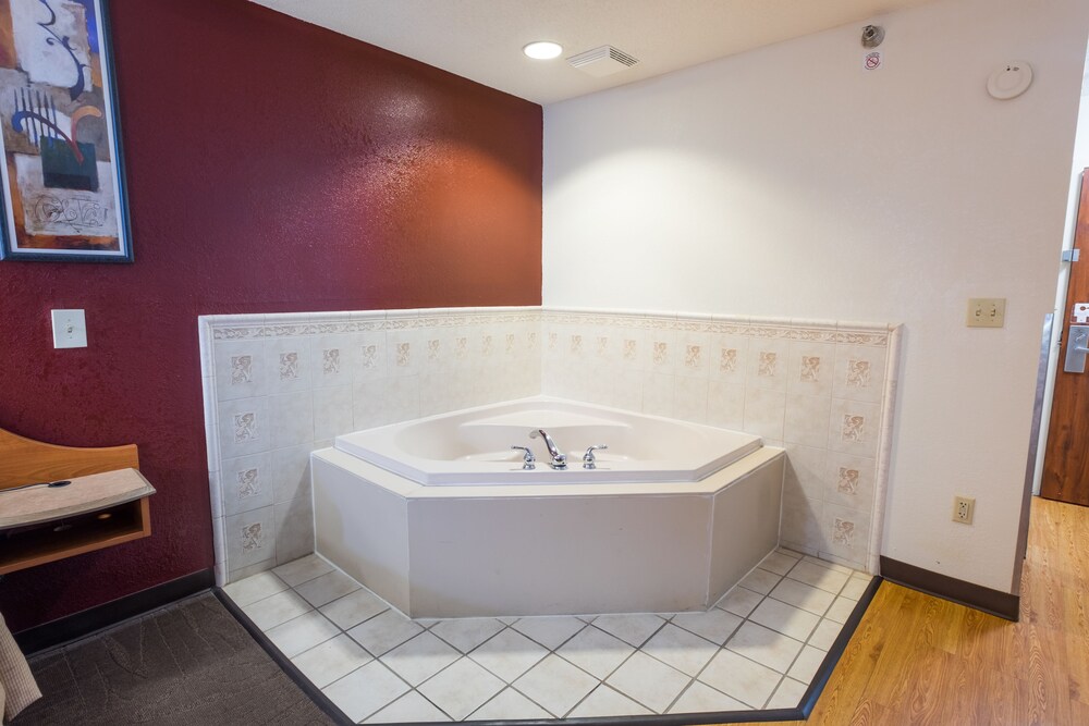 Red Roof Inn & Suites Savannah Gateway - photo 33