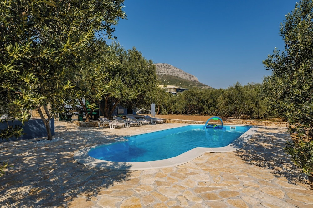 Luxury villa complex Pendolino with heated pool and jacuzzi — 4-Star Luxury Hotel in Kastel Sucurac, Croatia