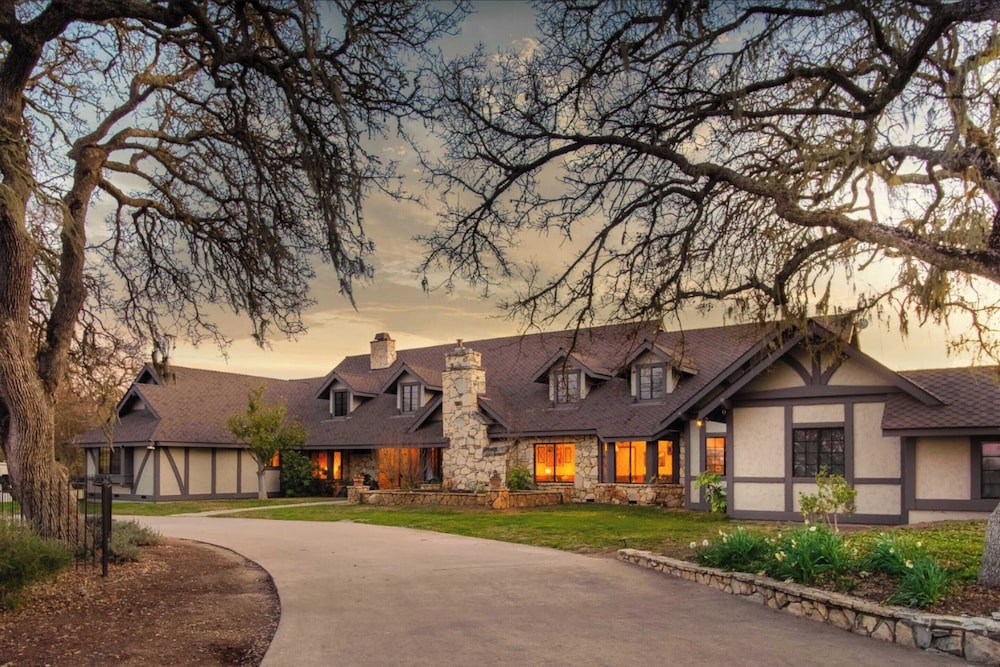 Cathedral by Avantstay Charming Secluded Estate w Sauna Pool Table & Views of the Rolling Hills - photo 9