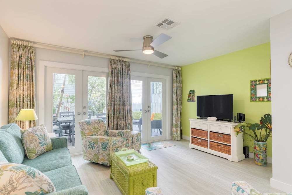 Bahamian Reed by Avantstay Walk to Everything w Community Pool Month Long Stays Only - photo 7