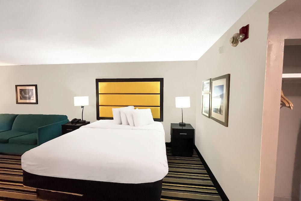 La Quinta Inn & Suites by Wyndham Jackson North - photo 22
