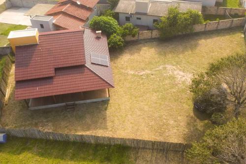 Cabana Aconchegante a 800m da Praia Lareira externa Quintal Amplo Pet Friendly Ar condicionado Netflix e Conforto completo in Imbituba, Brasil