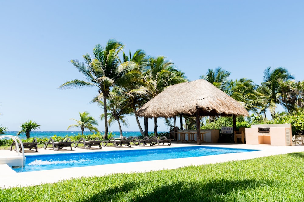 Costa Brava B3. Balcony With a View and a Glass of Wine - carbon neutral hotel in Puerto Aventuras