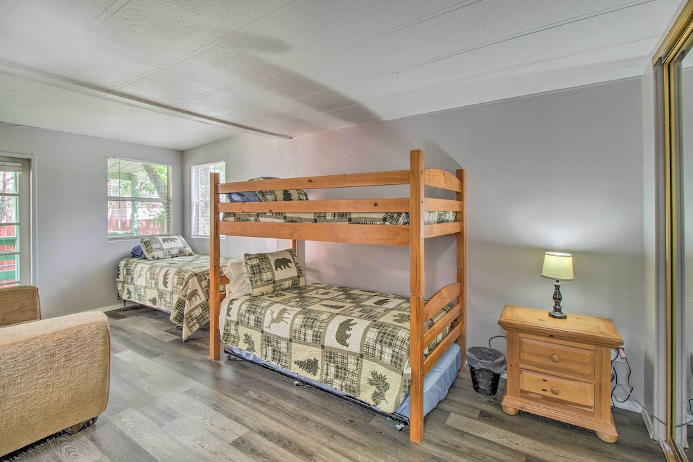 2 Mi to Rainbow Lake Woodsy Retreat with Deck — hotel in Pinetop-Lakeside