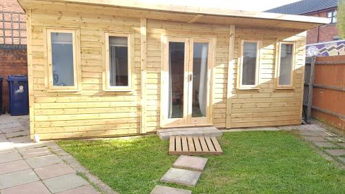 Urban Log Cabin near zone 2 tube — 4-Star Luxury Hotel in London, United Kingdom