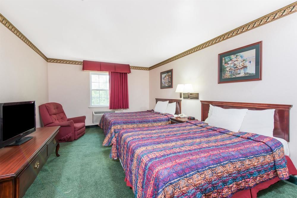 Greenwoods Inn & Suites - photo 8