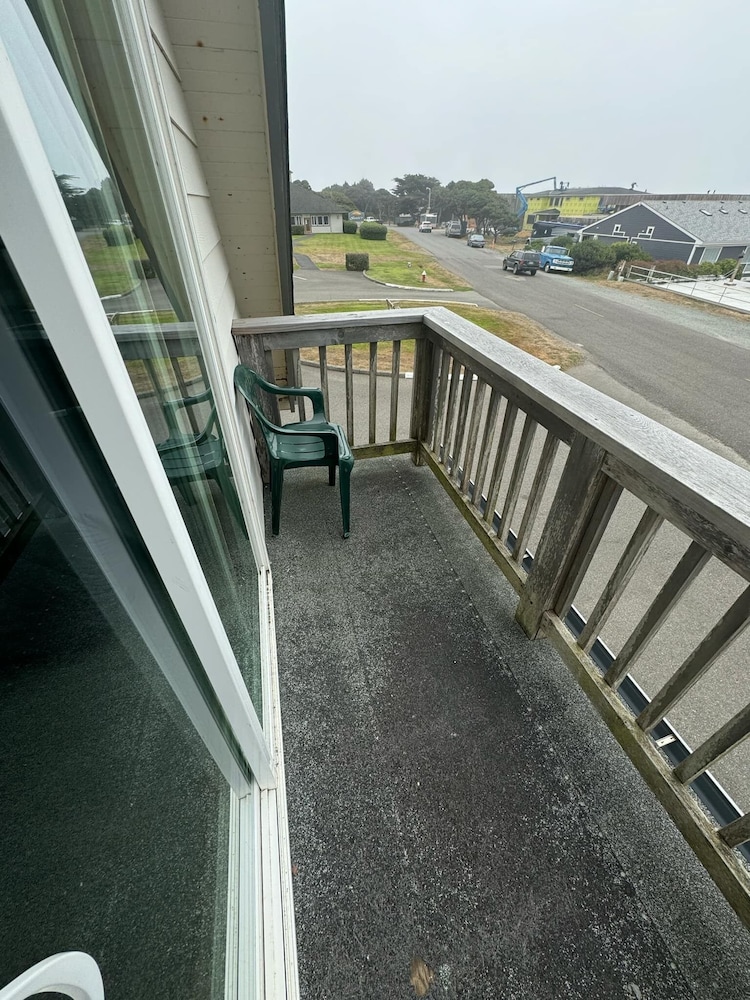 Sunset Oceanfront Lodging - photo 19