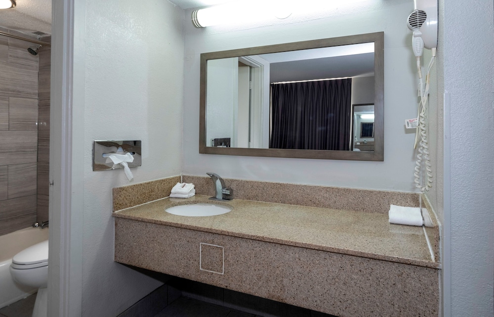 Red Roof Inn Petersburg Fort Lee - photo 31