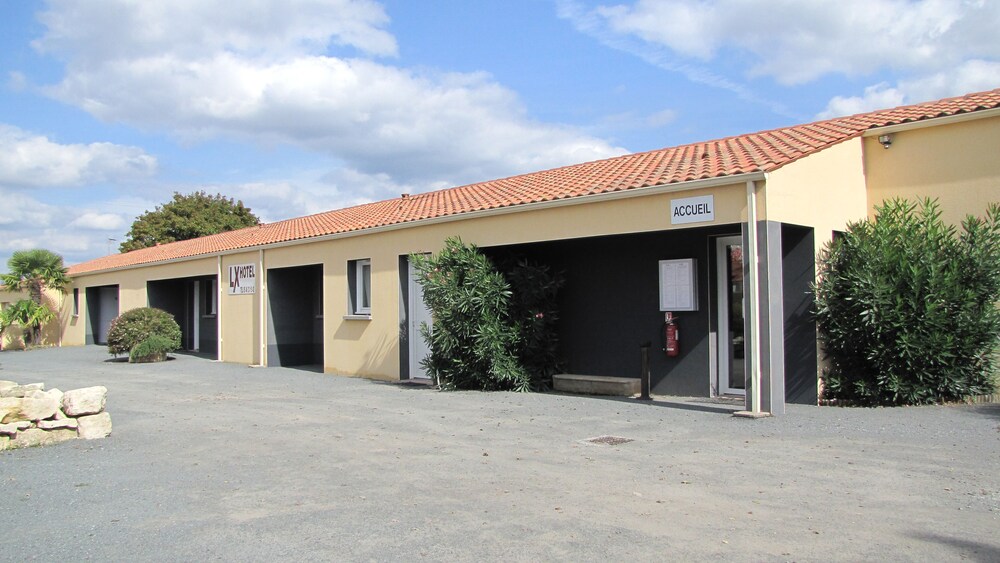 Hotel Lx in Saint-Jean-D'angely, France