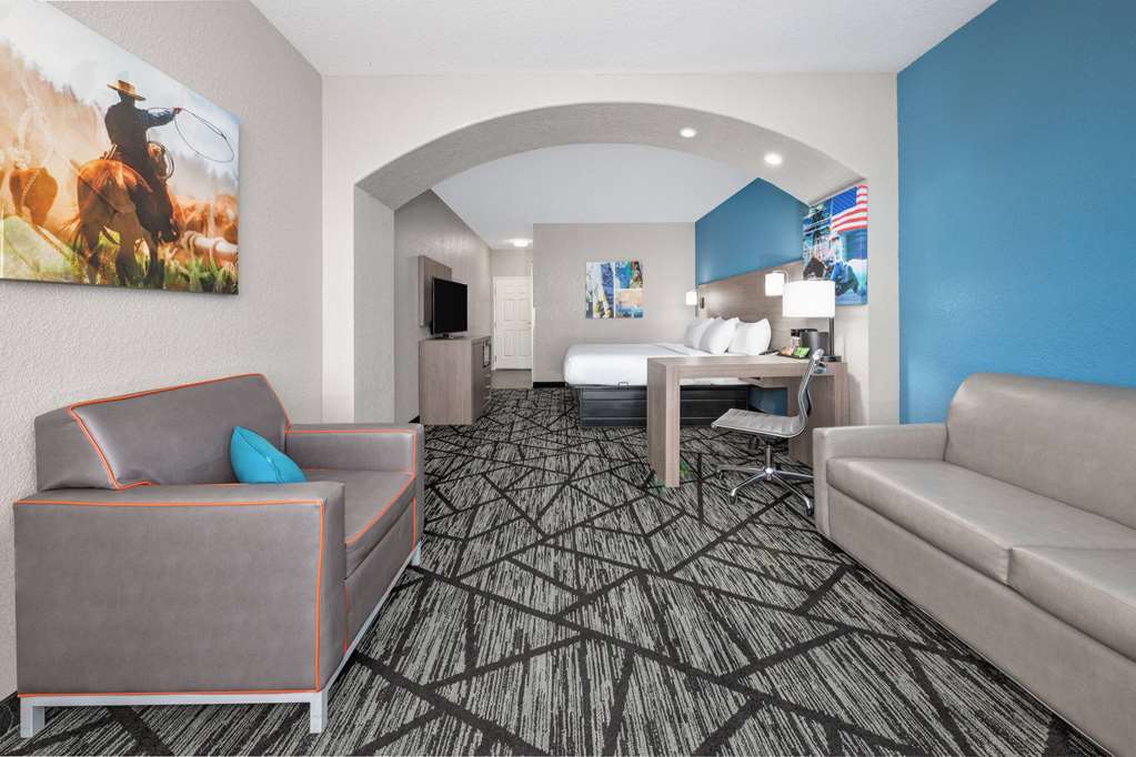 La Quinta Inn & Suites by Wyndham Alvarado - photo 18