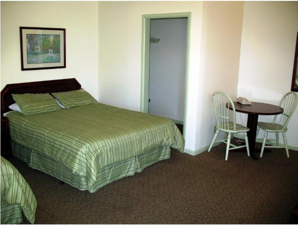 Golden West Motel - photo 11