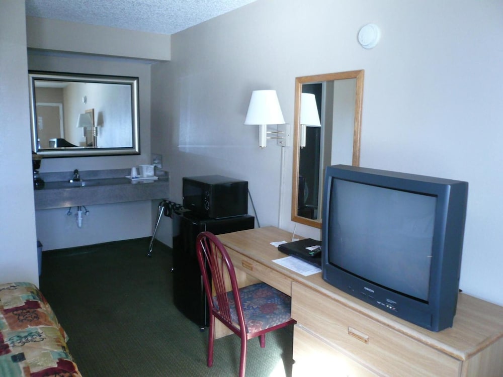 Executive Inn by OYO Kilgore North - photo 11