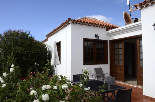 Las Casitas Bung. B — 4-Star Luxury Hotel in Tijarafe, Spain