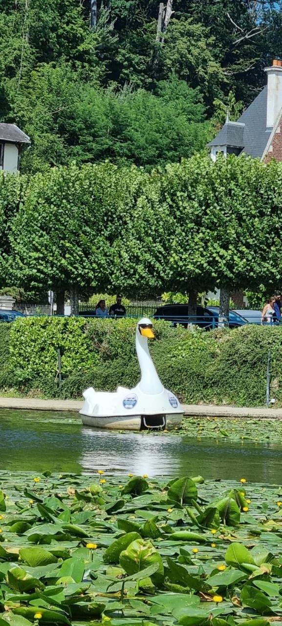 5 Pieces Familiales — 4-Star Luxury Hotel in Trosly-Breuil, France