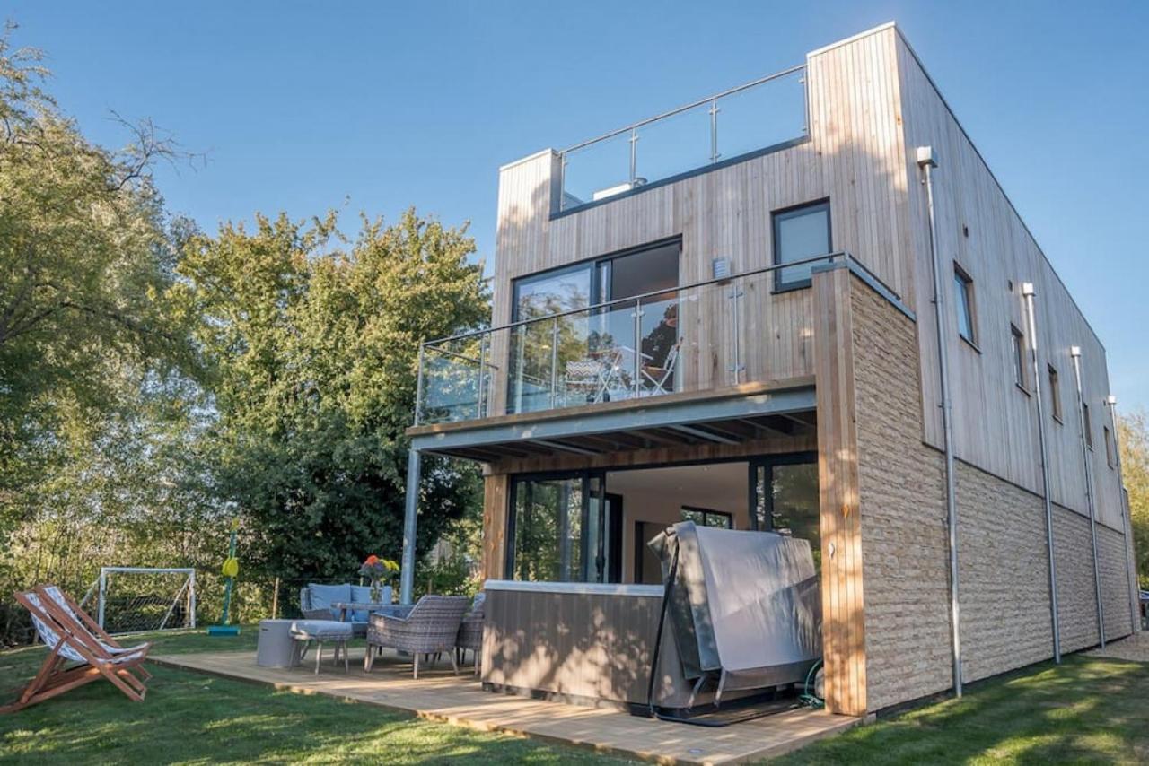 Natures Retreat HM99 HOT TUB Lakeside Spa in Cirencester, United Kingdom