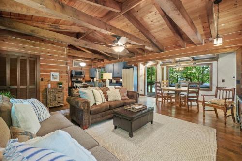Sunset Cabin Secluded retreat on Beaver Lake — 4-Star Luxury Hotel in Rogers, United States