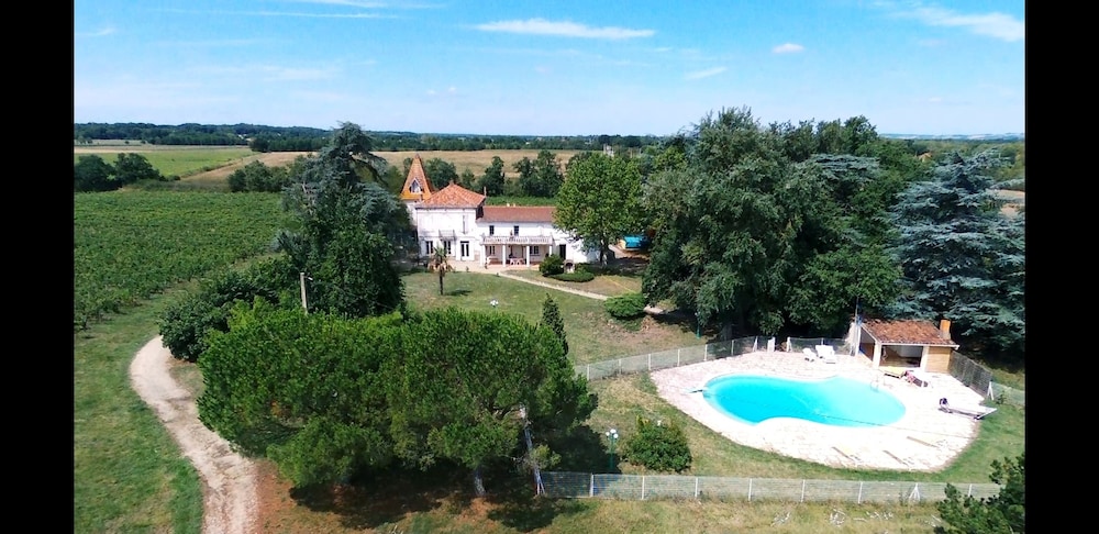 Chateau la Loge - carbon neutral hotel in Pompignan