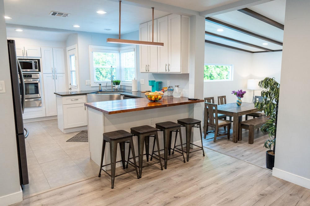 Upscale Upgraded Beautiful Spacious 3BR House in Encino Fully Renovated With Garage Very Large Fenced Yard Patio AT END OF Cul de sac p84 — hotel in Encino