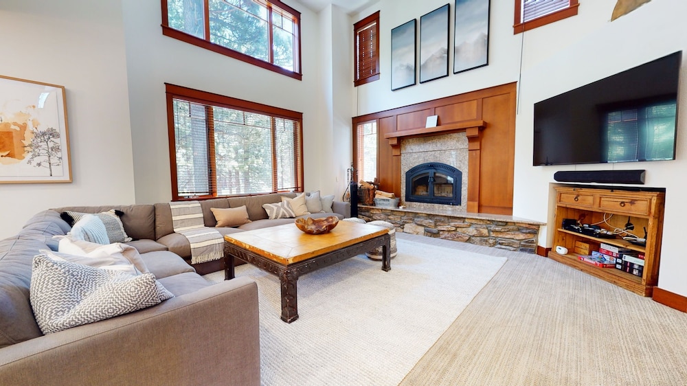 Timbers 6 Updated and Pet Friendly Private Jacuzzi Private Garage by RedAwning — 4-Star Luxury Hotel in Mammoth Lakes, United States