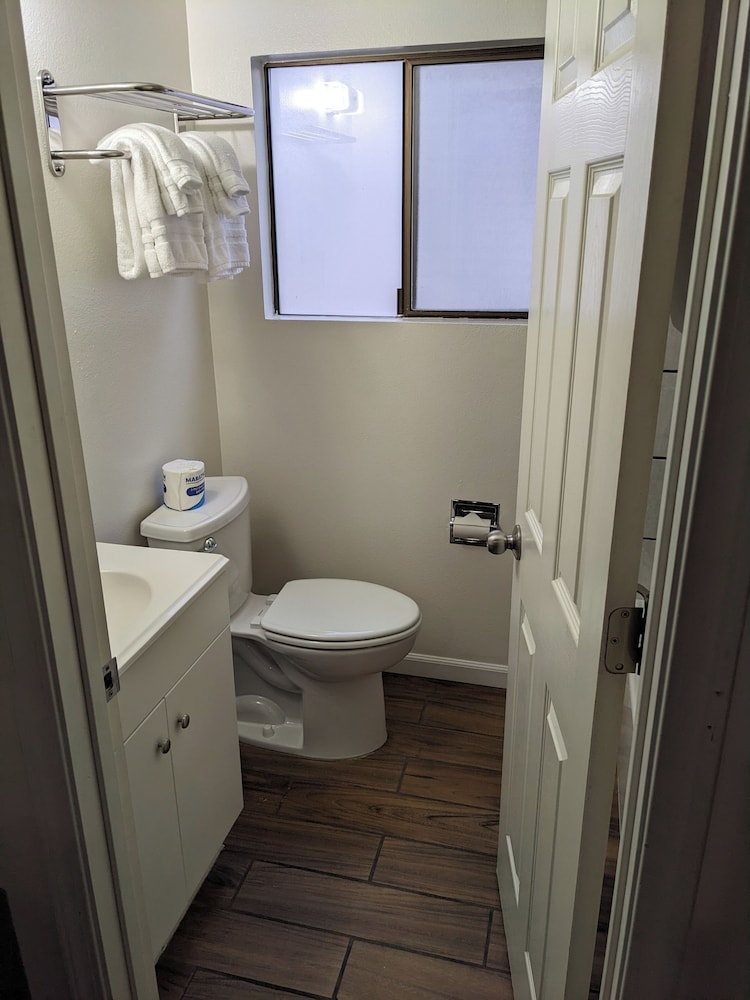 K&E Motor Inn - photo 11