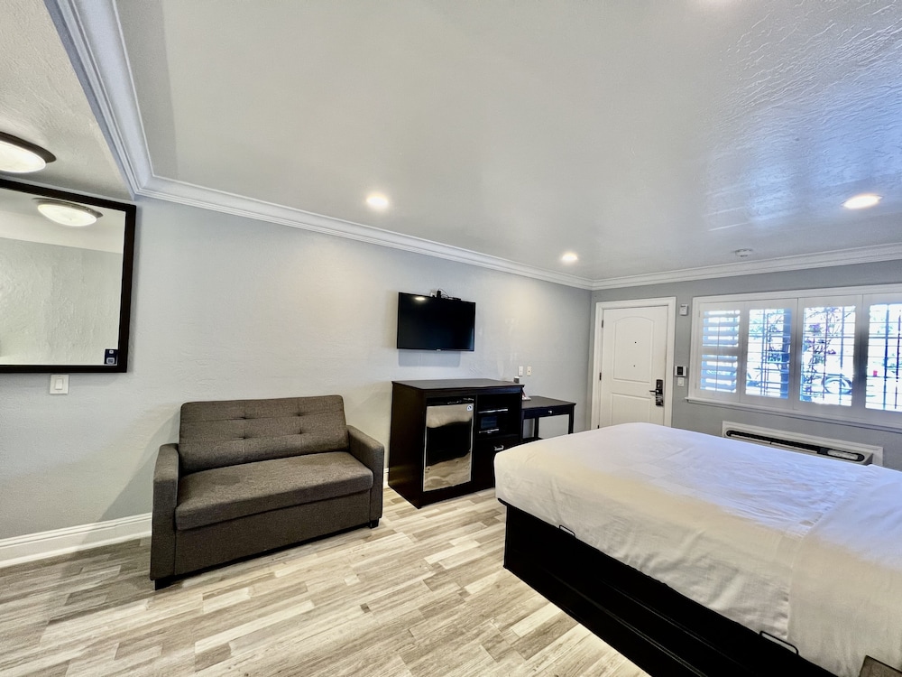 Aura Inn Monterey - photo 56