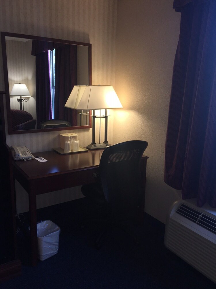 Red Roof Inn & Suites Newport News - photo 11