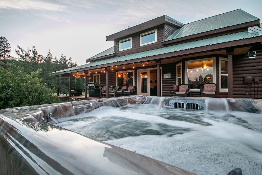 Alpine Acres Lodge by NW Comfy Cabins — 4-Star Luxury Hotel in Leavenworth, United States