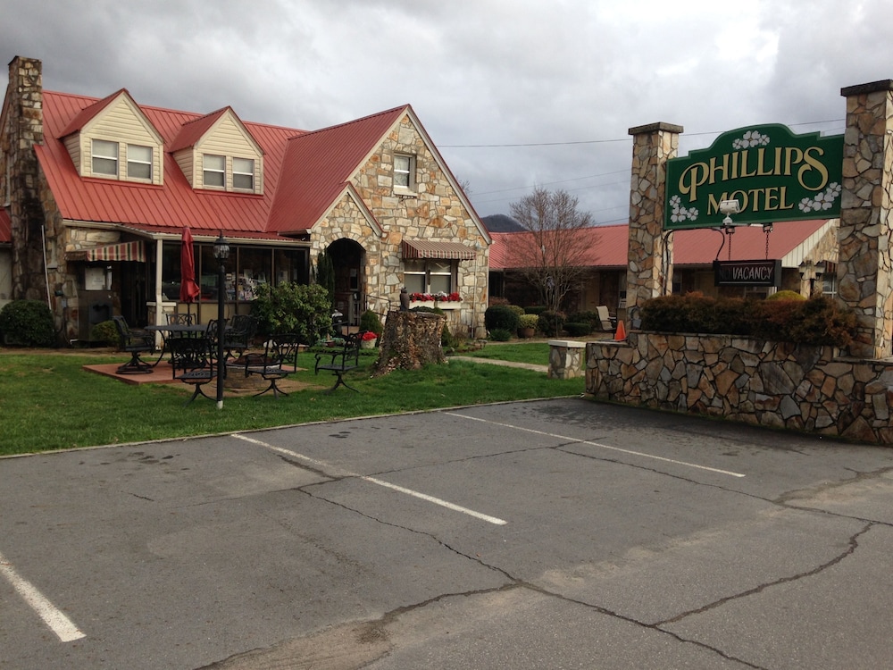 Phillips Historic Motel & Cottages - photo 94