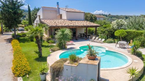 Villa Deluxe — 4-Star Luxury Hotel in Campofelice Di Roccella, Italy