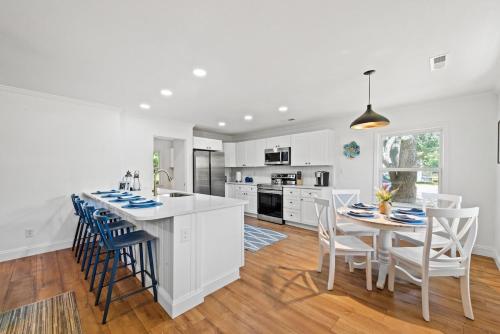 4 bedroom pool home 1 block from the Beach — 4-Star Luxury Hotel in Myrtle Beach, United States