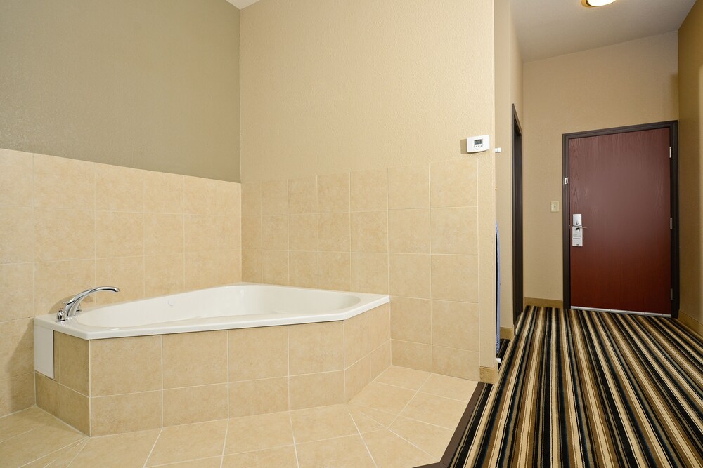 Holiday Inn Express & Suites Forrest City by IHG - photo 13