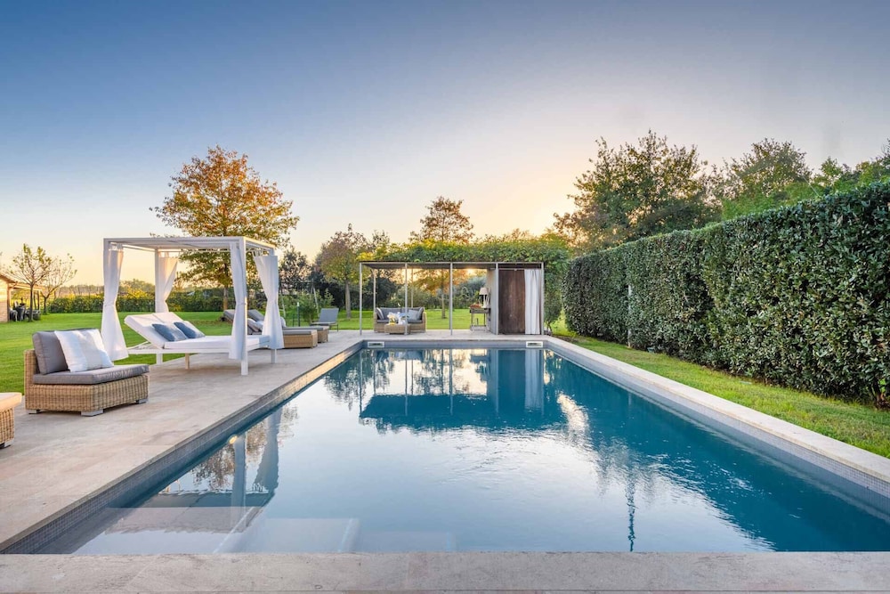 Villa Campanile Farmhouse — 4-Star Luxury Hotel in Castelfranco Di Sotto, Italy
