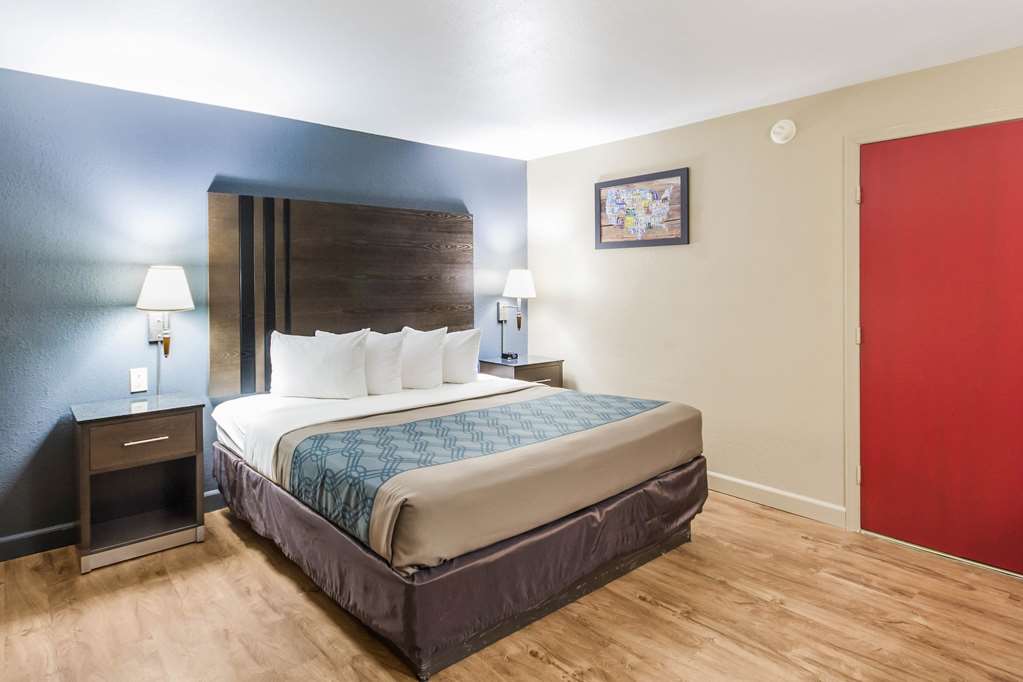 Econo Lodge Inn & Suites I 35 at Shawnee Mission - photo 19