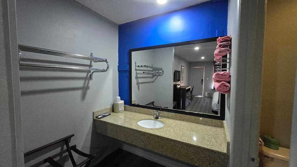 Jeffersonian Motor Inn - photo 17