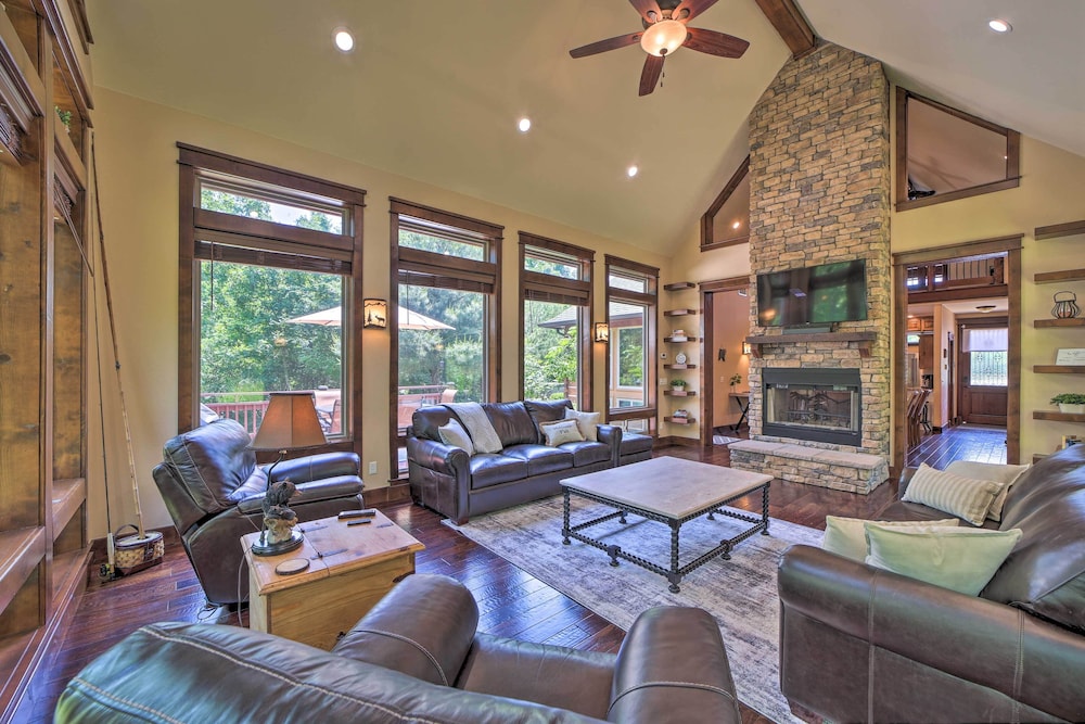 Huge Vian Family Retreat: Hot Tub Game Room — hotel in Vian