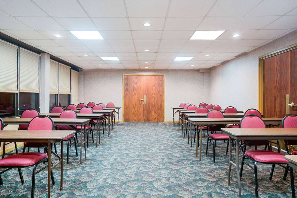 Ramada Hotel & Conference Center by Wyndham Plymouth - photo 23