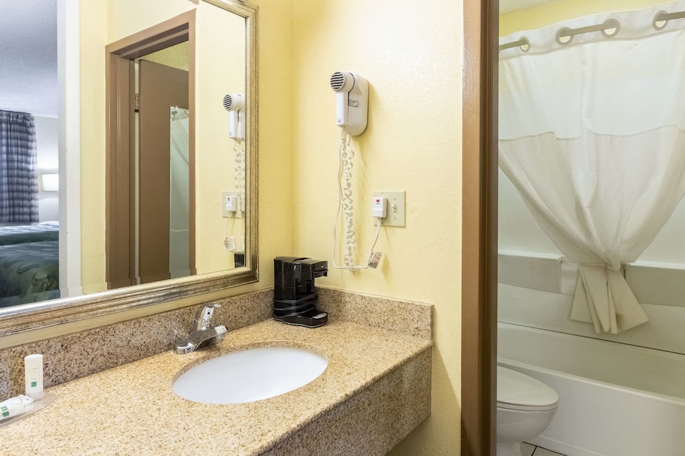 Quality Inn Franklin Cool Springs Area - photo 17