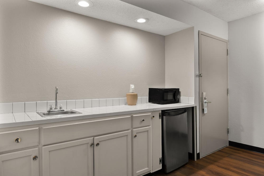 Red Roof Inn & Suites Savannah Airport - photo 5