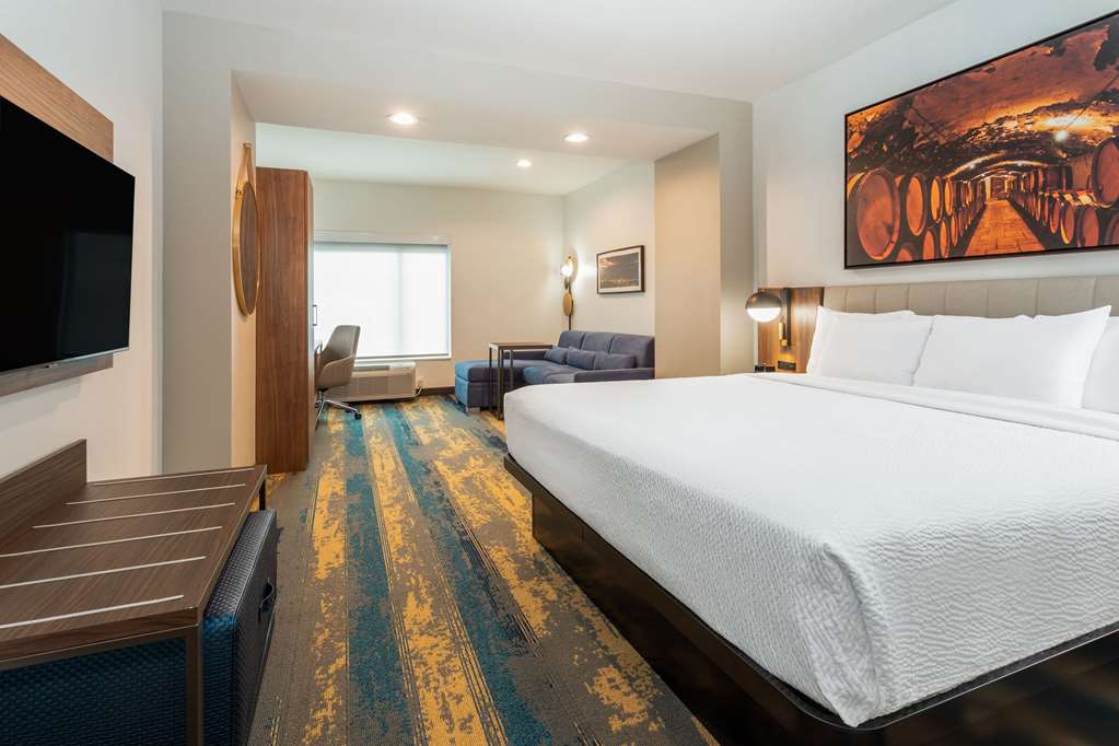 La Quinta Inn & Suites by Wyndham Galt Lodi North - photo 43