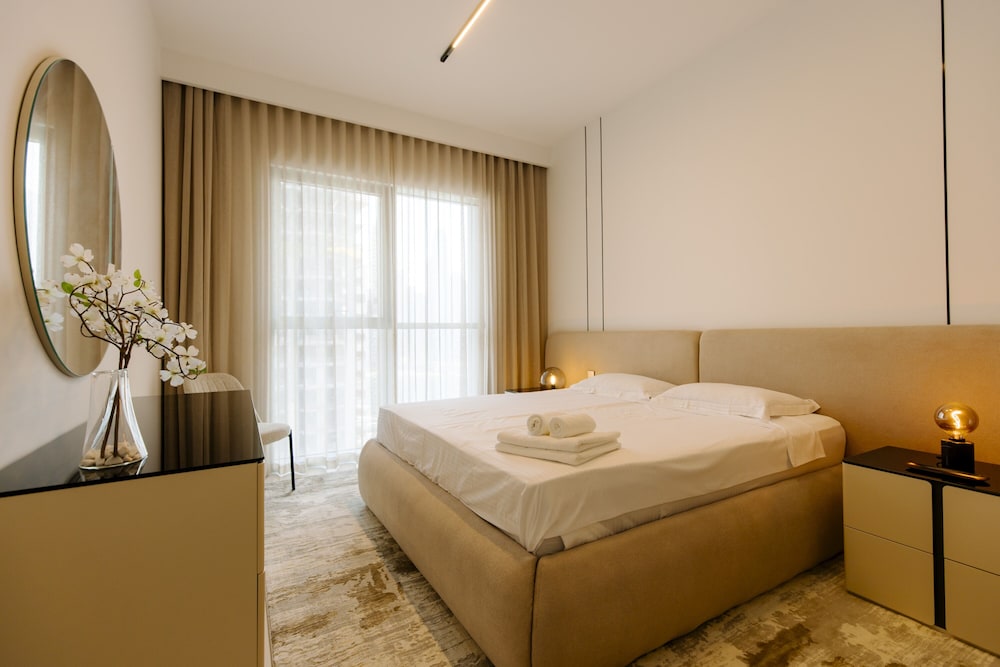 Luxurious Waterfront 1BR with Sea Views — 4-Star Luxury Hotel in Dubai, United Arab Emirates