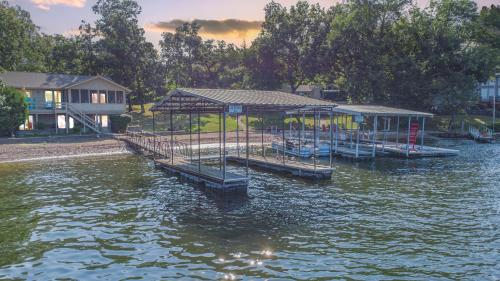 Family Vacation On The Lake Water Toys King Bed — Lake Ozark
