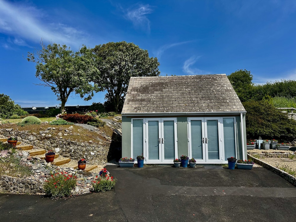 Tower Cottage - carbon neutral hotel in Pembroke