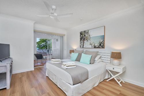 Absolute Beachfront 2 Bedroom Apartment Alassio Palm Cove — 4-Star Luxury Hotel in Palm Cove, Australia