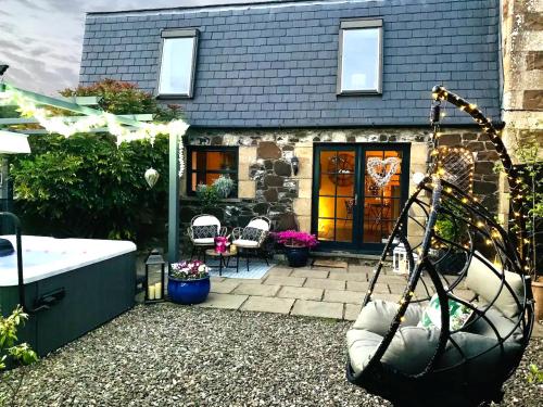 The Old Dairy Cosy Country Cottage with Hot Tub & Log Burner — 4-Star Luxury Hotel in Cupar, United Kingdom