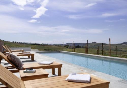Agriturismo Cascina del Rosone — 4-Star Luxury Hotel in Agliano Terme, Italy