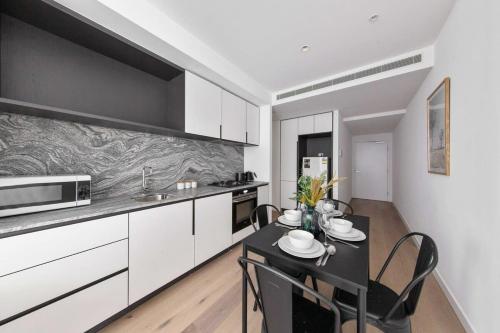 A Lux & Modern Apt Next to Southern Cross Station — 4-Star Luxury Hotel in Melbourne, Australia