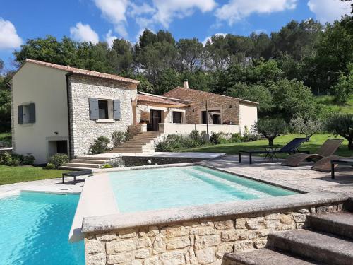 Villa Feijoa en Provence — 4-Star Luxury Hotel in Velleron, France