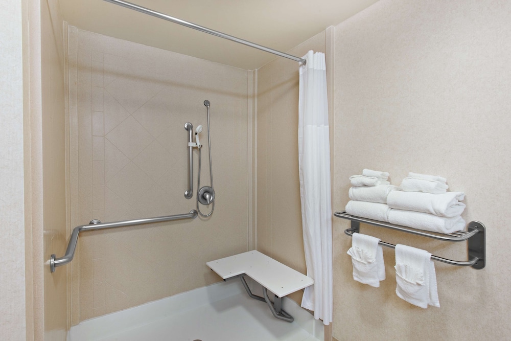 Hampton Inn & Suites Oakland Airport Alameda - photo 17