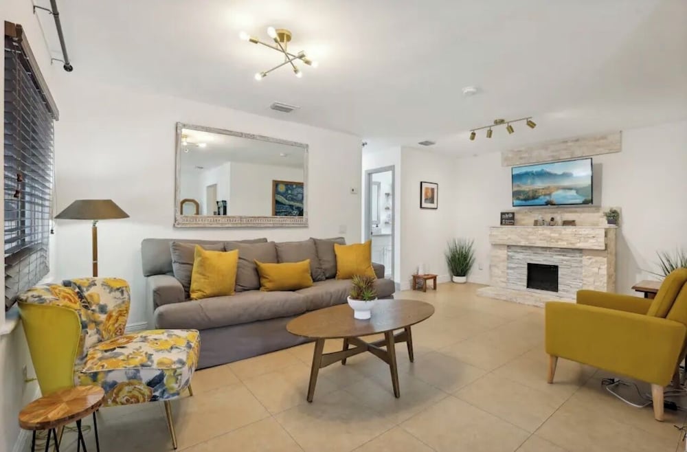Tropical Miami Oasis - last minute hotel in Opa-Locka