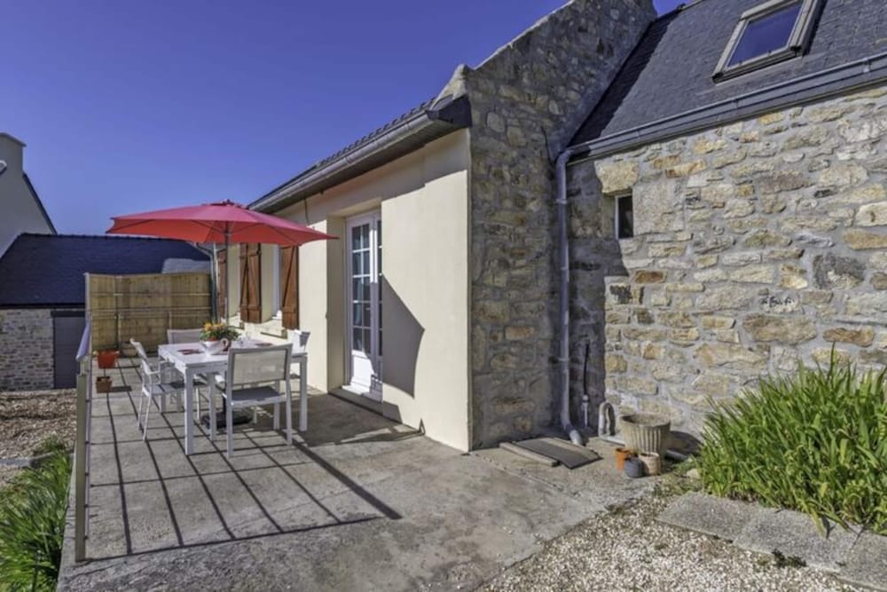 Stone House in Plouarzel Near Sandy Beaches — 4-Star Luxury Hotel in Plouarzel, France